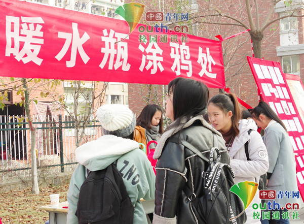 安徽高校学子开展暖水瓶涂鸦活动 暖瓶也有"个性身份证"