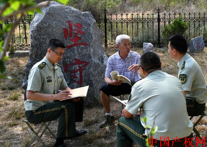 吕永顺(左二,吕寿庆(左一)和边防派出所的党员参加党员活动日交流.